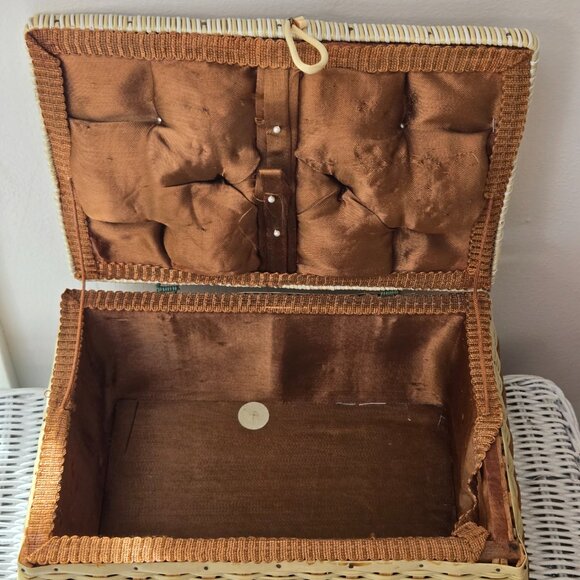 Vintage Wicker Sewing Basket – Silk Lined - Picture 4 of 4